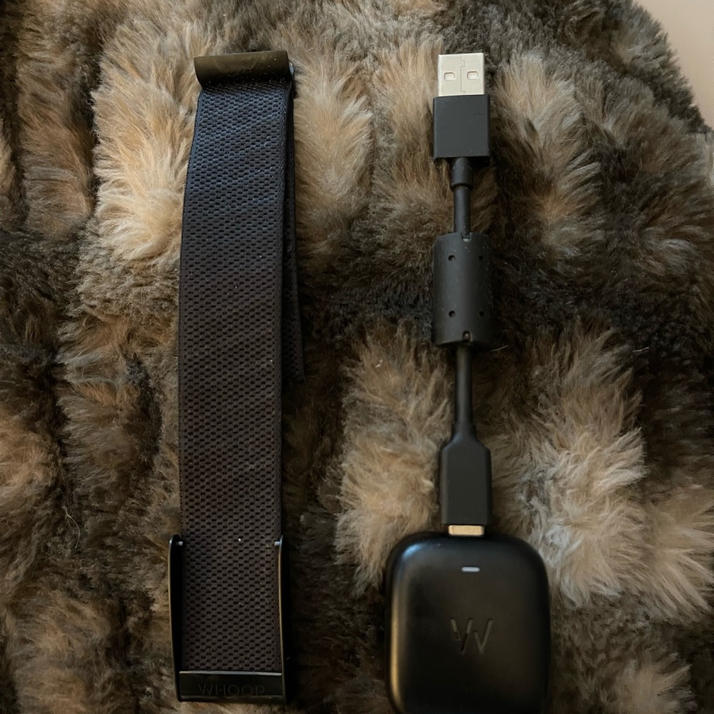 Whoop 4.0 Wireless Black Wearable Charger & black band